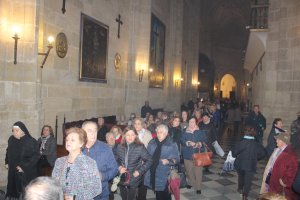 Largas colas en el interior del templo catedralicio para besar los pies del Señor Cautivo de Medinaceli.