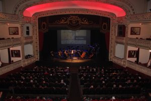 El periodista y coordinador de Amnistía Internacional en Almería Antonio Hermosa presentando el concierto