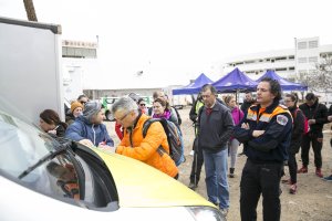 Voluntarios organizándose esta mañana en Las Negras para buscar al pequeño.