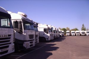 Flota de camiones dedicados al transporte de hortalizas aparcados en Almería.