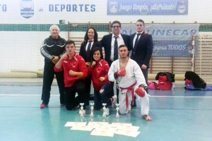 Kenpoistas se´nior junto a representantes del club en Almun~e´car.