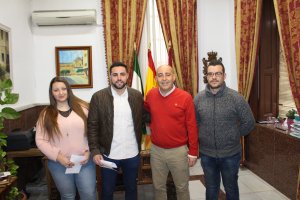 El alcalde junto a los tres nuevos emprendedores del municipio.