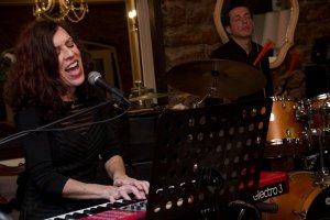 Elena Cano durante algunas de sus actuaciones, cantando y al piano.