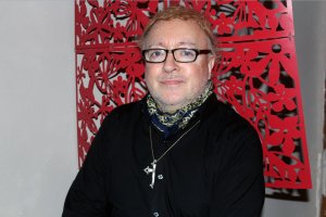 Paco Porras  lleva varios años afincado en Almería. Pasa consulta como naturopata y astrólogo en una tetería.