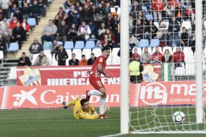 Gaspar anotando su primer gol con el Almería.