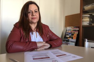 La presidenta del Colegio de Trabajo Social, Encarna Peláez, presenta el informe en la sede del colectivo en Almería