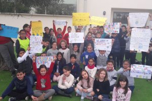 Alumnado de Palomares con los carteles elaborados.