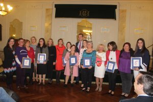 El alcalde y concejalas con Mª del Mar Reche, Mª José Palomino, Mª Castillo, Marisol Castillo, Mercedes Oliver, Teresa Novo, Isabel Pérez y Loreto Va