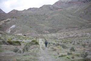 Un agente de la Guardia Civil durante el dispositivo de búsqueda del niño.