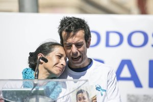 Patricia Ramírez y Ángel Cruz, rotos de dolor, ayer en la concentración #TodosSomosGabriel.
