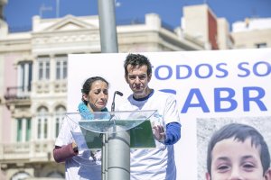 Patricia y Ángel, los padres del pequeño Gabriel Cruz Ramírez, el pasado viernes, rotos de dolor en la concentración por su hijo.