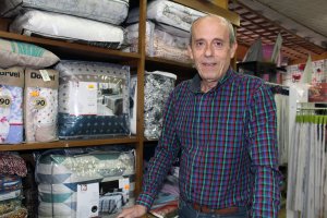 Juan Utrera Carreño lleva toda la vida dirigiendo la tienda Dante, especializada en cortinas y artículos del hogar.
