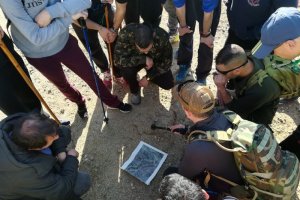 Al inicio de la jornada un grupo de voluntarios atendiendo las instrucciones del operativo y la zona de búsqueda que iban a realizar.