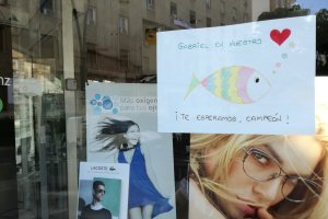 Cartel visible en un comercio de la provincia con el ‘pescaíto’ que tanto le gusta a Gabriel y que han pedido sus padres, Ángel y Patricia.