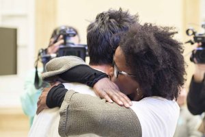 Ana Julia Quezada abraza a Ángel, padre de Gabriel, el pasado viernes en la Diputación.