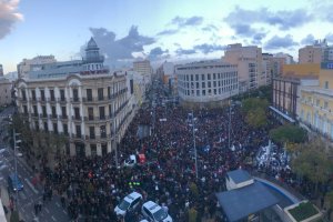 Aspecto de la Puerta de Purchena de Almería durante los cinco minutos de silencio por Gabriel.