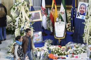 Patricia Ramírez y Ángel Cruz, padres de Gabriel, en la capilla ardiente del niño.