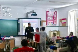 La Policía Local de Mojácar imparte clase a los escolares.