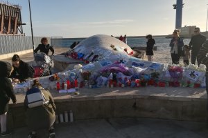 La Ballena se fue llenando de flores, velas y pescaítos a lo largo de todo el día