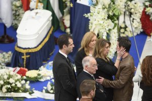 Susana Díaz expresa sus condolencias a Ángel Cruz, padre de Gabriel.