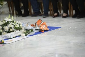 Flores y peces para Gabriel en la capilla ardiente.