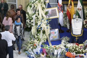Patricia y Ángel, en la capilla ardiente de su hijo.