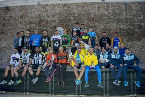 La familia del pedal posa unida.