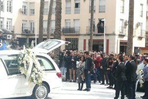Patricia y Ángel, en la despedida a su hijo en la Plaza de la Catedral.
