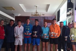 Los campeones posan juntos.