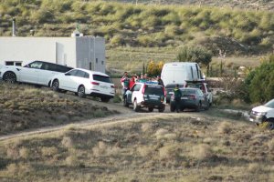 Agentes de la Guardia Civil rodean a Ana Julia Quezada durante la reconstrucción de hechos en la finca de Rodalquilar.