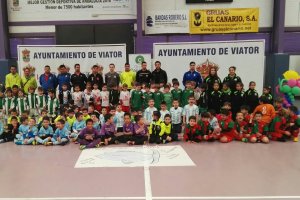 Foto de familia en el pabellón de Viator.