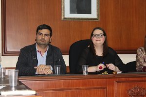 La alcaldesa María Isabel López junto al edil Martín Morales durante un Pleno.