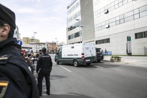 Salida del furgón con la detenida tras declarar