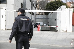 La Policía Nacional protege el furgón de la detenida