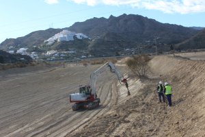 Trabajos de limpieza y restauración en el cauce del río Aguas, en una imagen de enero de este año.