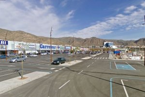 La superficie  comercial vicaria está ubicada junto a la Avenida del Mediterráneo.
