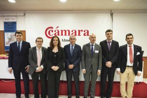 Autoridades y empresarios al inicio de la jornada sobre el Corredor.