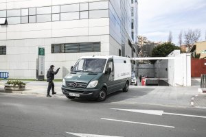 El furgón con la detenida, saliendo ayer de la Ciudad de la Justicia.