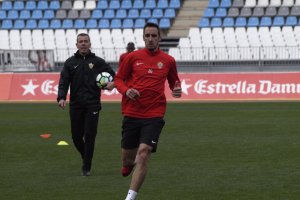 Caballero golpeando la pelota.