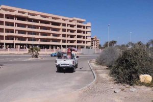 Trabajos de fumigación en Almerimar.