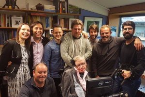 Pepe de la Rosa, a la derecha de la imagen, con el equipo de ‘Órbita Laika’ y Stephen Hawking. (Cortesía de Pepe de la Rosa)
