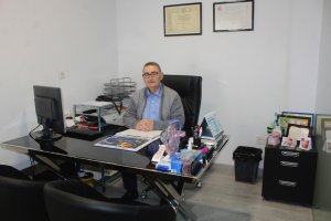 La Clínica de reproducción asistida y ginecológica ‘Roquetas F.I.V.’ está dirigida por el doctor D. Juan José Khouri Choufani.