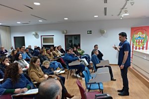 Javi Torres, dando la charla.