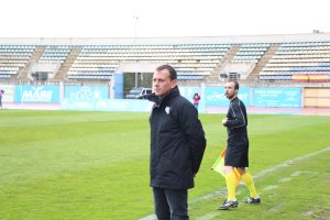 Alberto González en el banquillo del CD El Ejido en un partido de liga