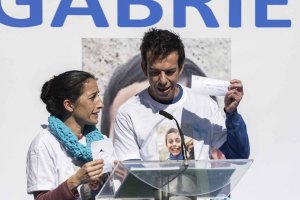 Los padres de Gabriel Cruz, durante la concentración en la Puerta de Purchena.