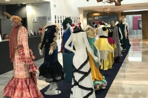 Vestidos  de la muestra a alumnas de la Escuela de Arte, que puede verse hasta el domingo en el Museo de Almería.