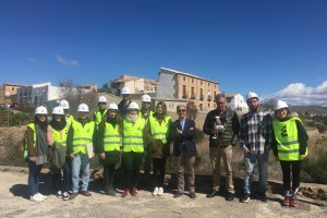 Profesores y alumnos con el palacio al fondo.