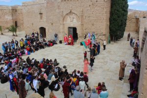Recreación del IES Argar de una coronación medieval en la Alcazaba.