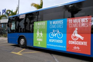 Autobús con algunas de las gráficas de la campaña ‘Te mueves como eres’.