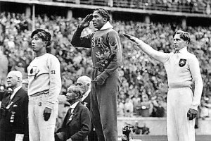 Jesse Owens en el podio tras ganar el oro en los Juegos de Berlín en 1936.